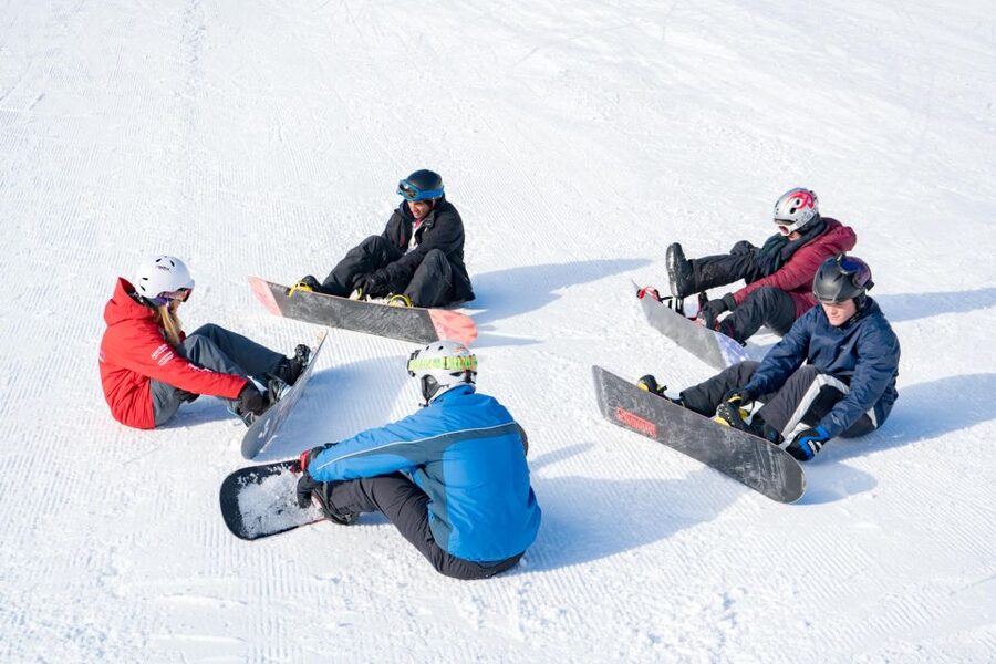 From Interlaken: Afternoon Beginners Snowboarding Lesson - Who will get the most from this outing