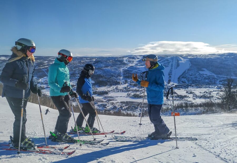 Geilo: Ski lesson package with Equipment and Ski Pass - Walking from Geilo town to the slopes
