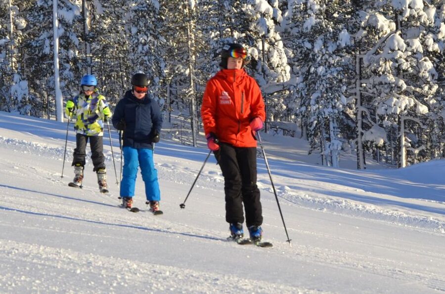 Saariselkä: Easy Ski Day Package - From class to independent skiing