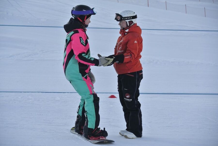 Saariselkä: Easy Snowboard Day Package (11y+) - Getting started at the rental office