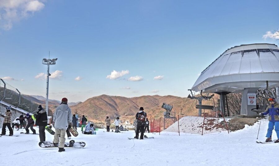Seoul: Jisan Forest Winter Ski Day Tour with Basic Lesson - A closer look at the resort day