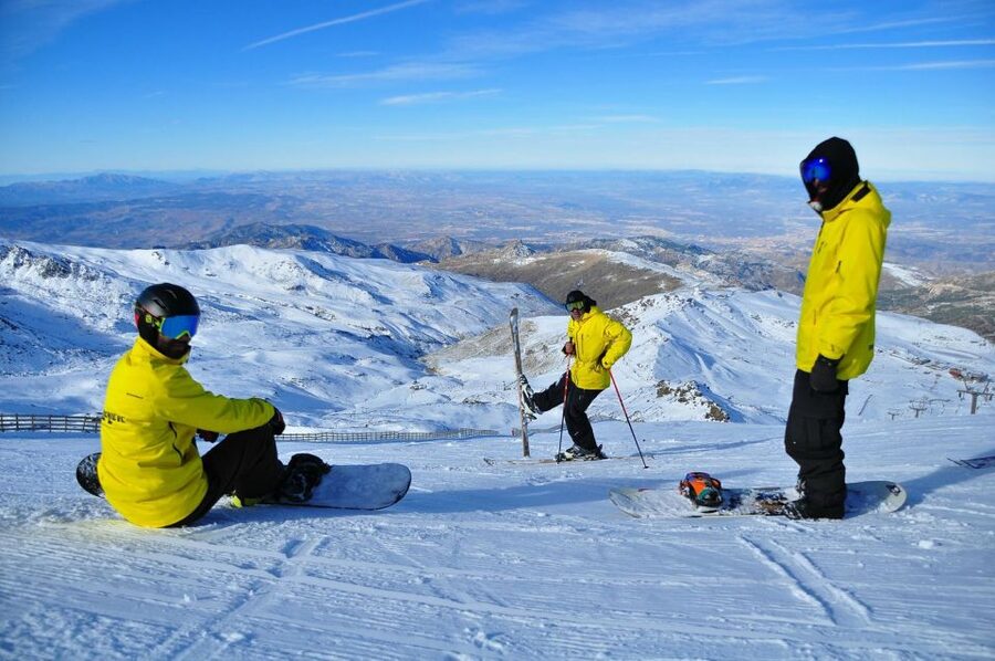 Sierra Nevada: Ski or Snowboard Lesson with Instructor - Arriving early at the equipment shop