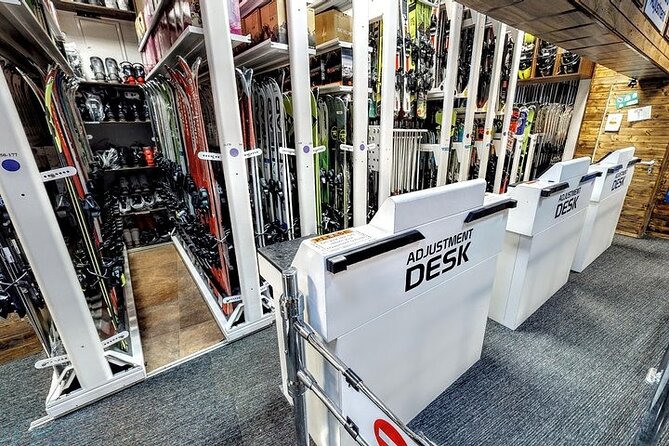 Ski and Snowboard equipment rental in Bansko - What happens at the 10:00 fitting