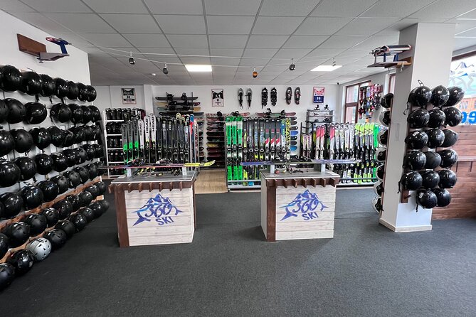 Ski and Snowboard Rental in Bansko - Is the equipment suitable for beginners and families?
