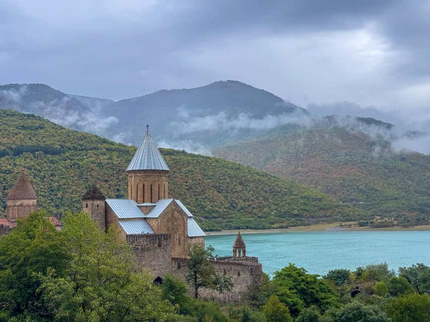 Tbilisi: 2-Day Gudauri Ski Resort Private Tour - Pasanauri and the proper khinkali stop